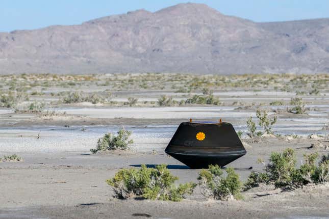 Gambar artikel berjudul Video yang menunjukkan wahana NASA mengirimkan kapsul sampel asteroid ke Bumi